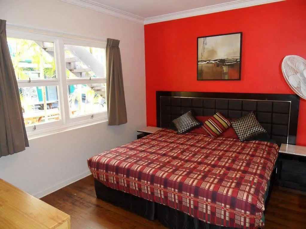 Backpackers In Paradise 18-35 Hostel Gold Coast Australia